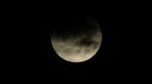 Un eclipse lunar total deja una 'Luna de sangre' desde Japón hasta América