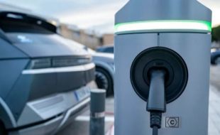 España matricula en febrero casi 100.000 coches, el 20% electrificados