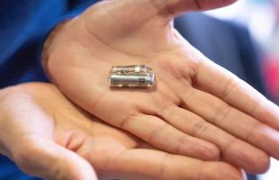 Implantan el marcapasos más pequeño del mundo a una bebé de 2,1 kg