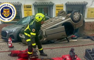 Muere una persona tras empotrarse con el coche contra un restaurante en Tarifa
 