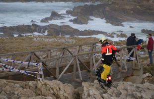 Seis jóvenes mueren al romperse una pasarela en una playa en Santander