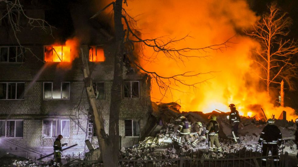 Siete muertos en un ataque ruso contra un edificio de viviendas en Járkov