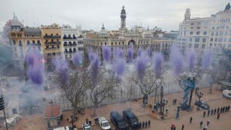 El blanco y el morado protagonizan la mascletá del 8M de las Fallas de Valencia
