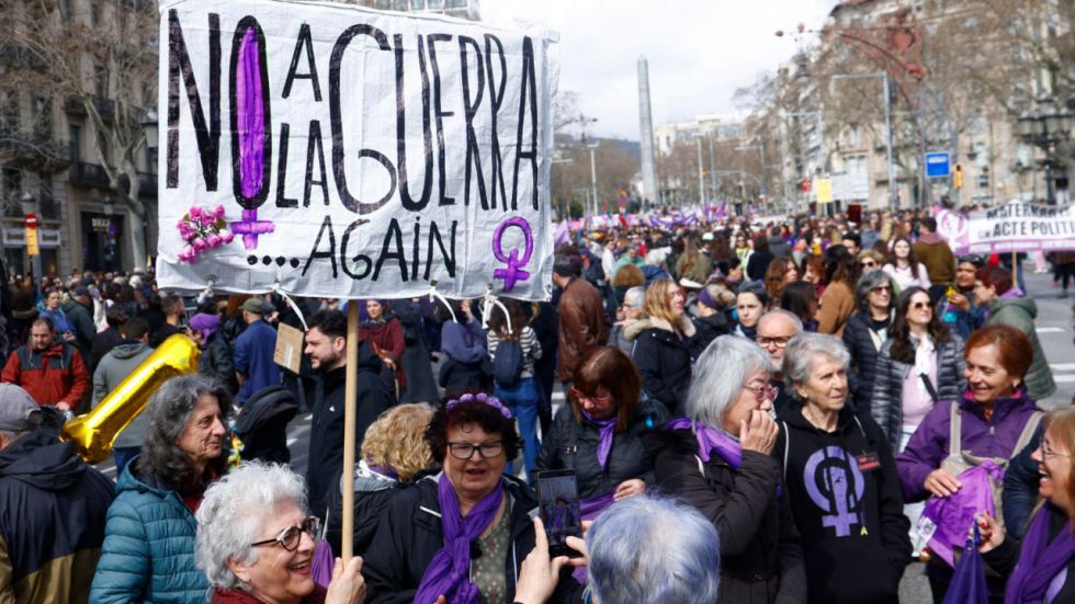 El Gobierno se lleva el 'no a la guerra' a las manifestaciones feministas del 8M
