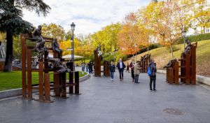 La obra de Juan Muñoz Trece riendo unos de otros se queda en el Prado dos años más
