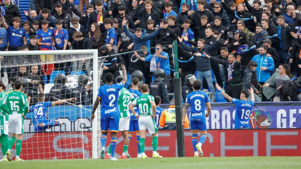 Los ultras obligan a parar el Getafe - Betis