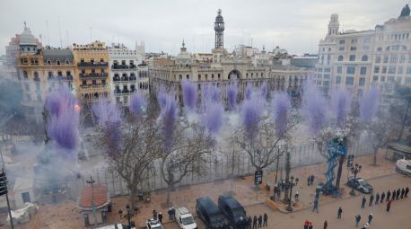 El blanco y el morado protagonizan la mascletá del 8M de las Fallas de Valencia