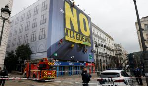 Greenpeace despliega una lona con el 'No a la guerra' en la Puerta del Sol