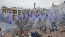 El blanco y el morado protagonizan la mascletá del 8M de las Fallas de Valencia