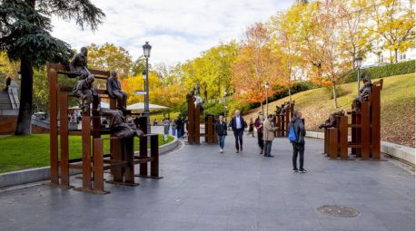 La obra de Juan Muñoz Trece riendo unos de otros se queda en el Prado dos años más