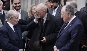 Compañeros y amigos se despiden de Raúl del Pozo en la capilla ardiente