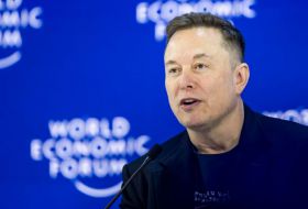 Musk anuncia que creará un sistema de IA 'capaz de emular el funcionamiento de compañías enteras'