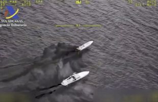 Persecución a toda velocidad de una narcolancha con tres toneladas de hachís