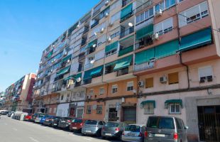 Muere un hombre tiroteado en su balcón por disparos desde la calle en Alicante