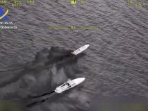 Persecución a toda velocidad de una narcolancha con tres toneladas de hachís