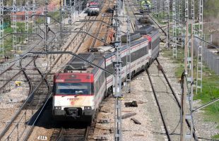 Retrasos en las líneas C-2, C-7 y C-8 de Cercanías tras descarrilar un tren de mercancías en Guadalajara