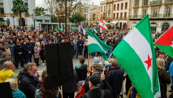 La embajada en Madrid y el consulado de Barcelona aconsejan 'estar seguros' ante 'posibles amenazas' en las protestas.