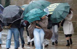 El tiempo: 13 comunidades en alerta por nieve, oleaje, viento o lluvia