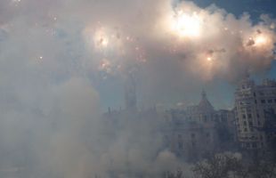 Valencia se rinde al color, el ritmo y el ruido de la mascletá