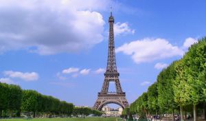 Un tramo de la escalera original de la Torre Eiffel se subastará por medio millón 
 