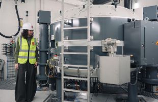 El Hospital de Fuenlabrada avanza en la instalación de la máquina de protonterapia donada por Amancio Ortega