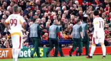 Un jugador del Galatasaray casi se amputa un dedo con una valla publicitaria de Anfield