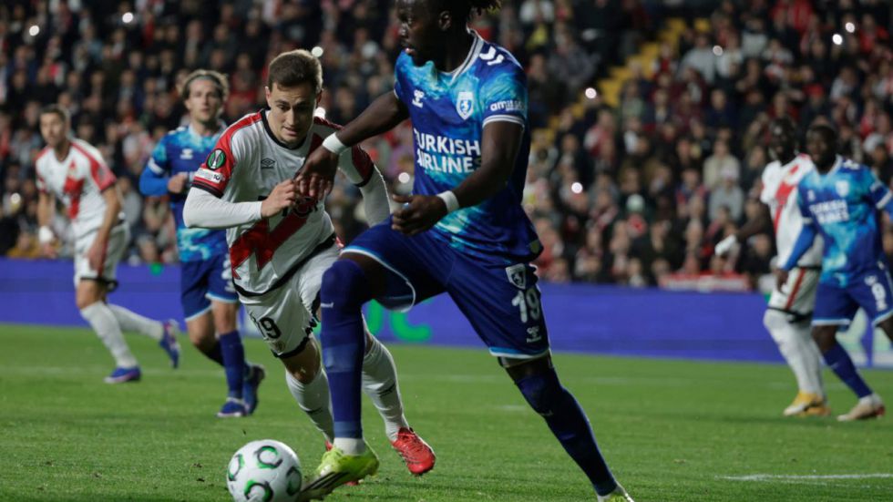 Liga Conferencia. El Rayo resiste y mete a Vallecas en cuartos europeos 25 años después