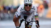 Milan San Remo. Gloria para Pogacar: se cae, derrumba a Van der Poel y rompe una marca de hace 43 años