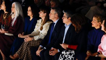 Feijóo se deja ver en la pasarela madrileña para apoyar la moda española y gallega