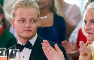 El hijo de princesa Mette-Marit pide que lo absuelvan de delitos graves y acepta una pena menor