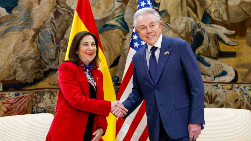 Robles, tajante: el Gobierno 'no contempla' que EEUU se retire de las bases de Rota y Morón