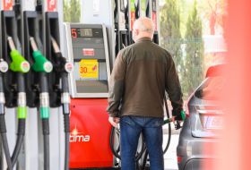 Indignación en la patronal por las medidas de Sánchez: el gasóleo se ha encarecido un 30% en España