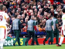 Un jugador del Galatasaray casi se amputa un dedo con una valla publicitaria de Anfield