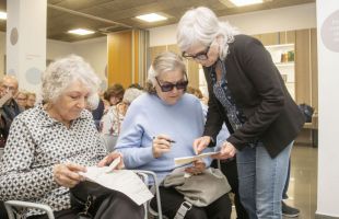 La Fundación ”la Caixa” imparte nuevos talleres para sensibilizar sobre el duelo en centros de personas mayores