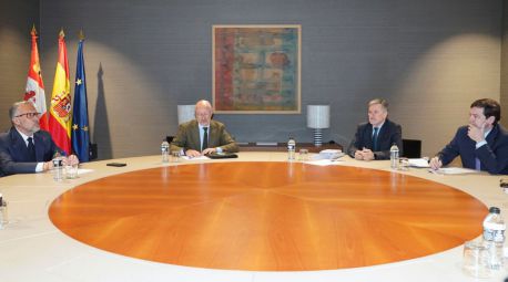 Mañueco pide a Vox un acuerdo parlamentario y Pollán le exige entrar en el gobierno