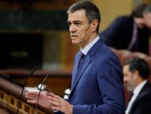 Sánchez reaviva la pancarta del 'No a la guerra' y culpa a Feijóo de las decisiones de Aznar
