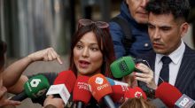 Elisa Mouliaá pide suspender su declaración por calumnias a Errejón por 'una baja médica'