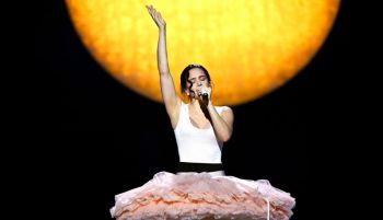 Rosalía suspende su concierto en Milán por una intoxicación alimentaria