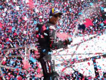 Increíble: Jorge Martín se cae a 200 kilómetros/hora en la vuelta de celebración de su victoria