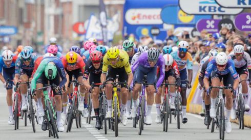 Por los campos de Flandes. Philipsen reina en el hundimiento de Van Aert y Van der Poel