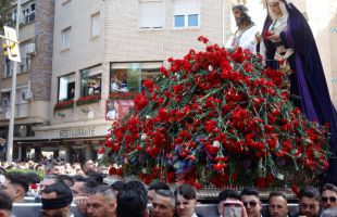 Miles de personas y cientos de claveles rojos arropan a Jesús Cautivo en Málaga