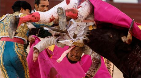 El albaceteño Cristian Pérez emerge en Las Ventas pese a una aparatosa cogida