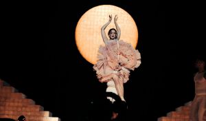 El vestuario de Rosalía en 'Lux': entre lo sacro, lo teatral y lo actual