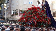Miles de personas y cientos de claveles rojos arropan a Jesús Cautivo en Málaga