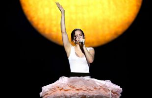 Rosalía suspende su concierto en Milán por una intoxicación alimentaria