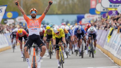 A través de Flandes. Ganna también hunde a Van Aert en la agonía