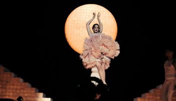 El vestuario de Rosalía en 'Lux': entre lo sacro, lo teatral y lo actual