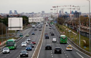 Arranca la operación salida más cara, con huelga en los aeropuertos y retrasos en los trenes