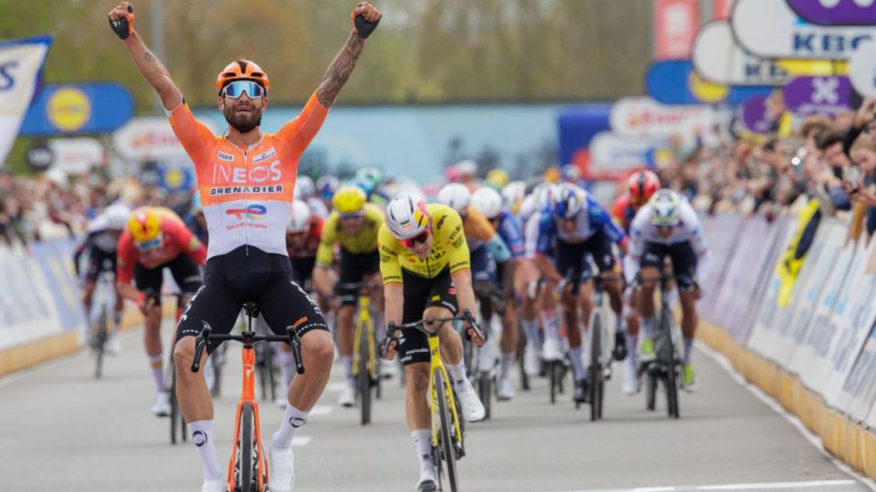 A través de Flandes. Ganna también hunde a Van Aert en la agonía