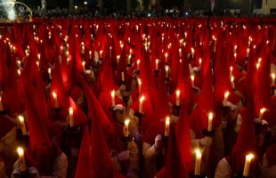Zamora enmudece, más de dos mil cofrades juran silencio arrodillados
 